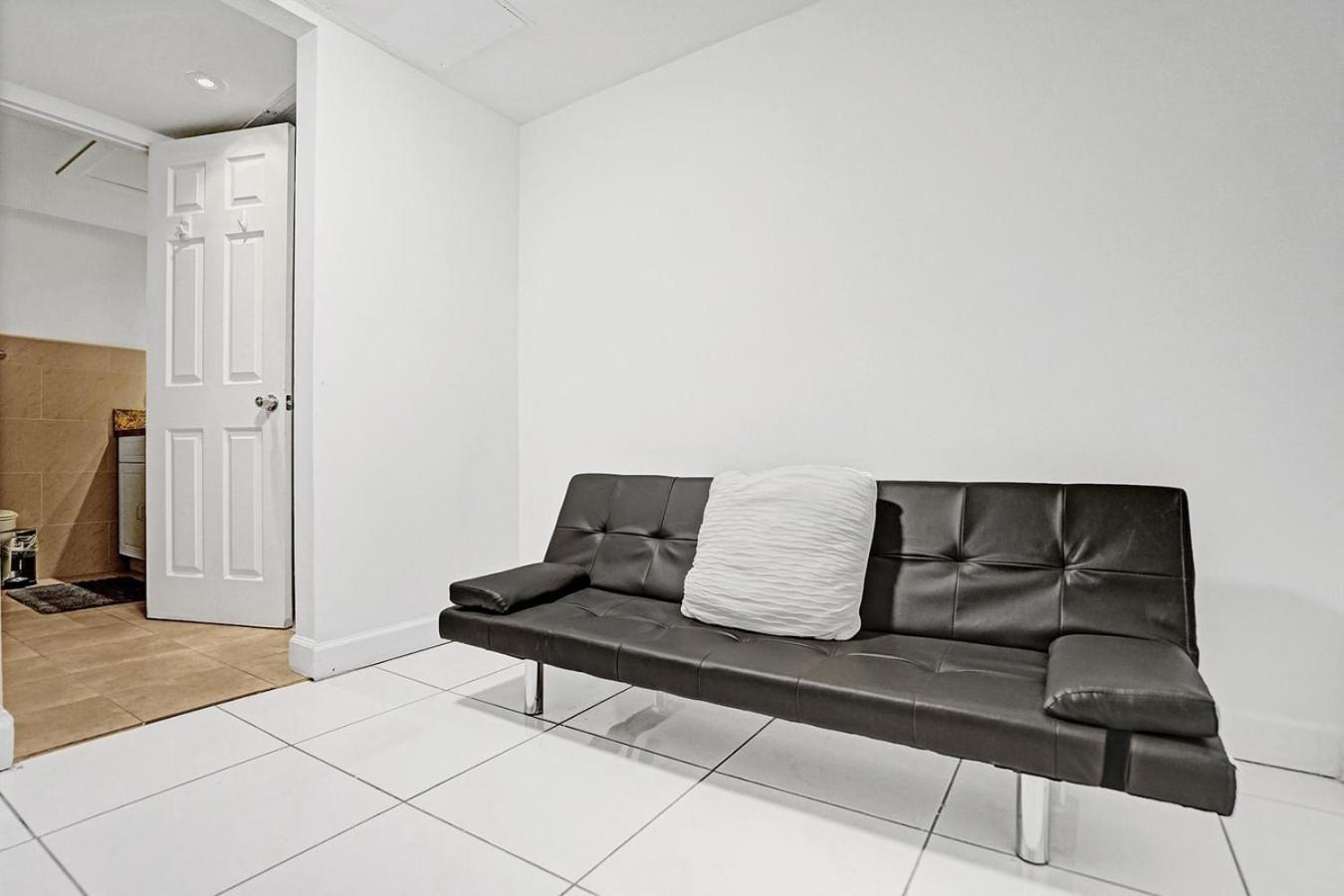 شاطئ هالانديل Hallandale Holiday Retreat Hollywood Boardwalk المظهر الخارجي الصورة