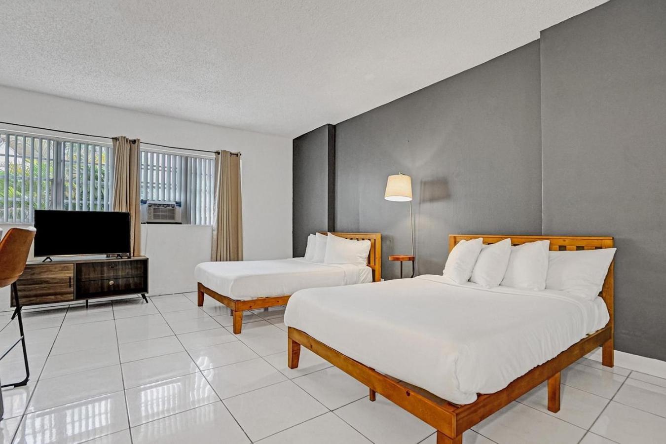 شاطئ هالانديل Hallandale Holiday Retreat Hollywood Boardwalk المظهر الخارجي الصورة