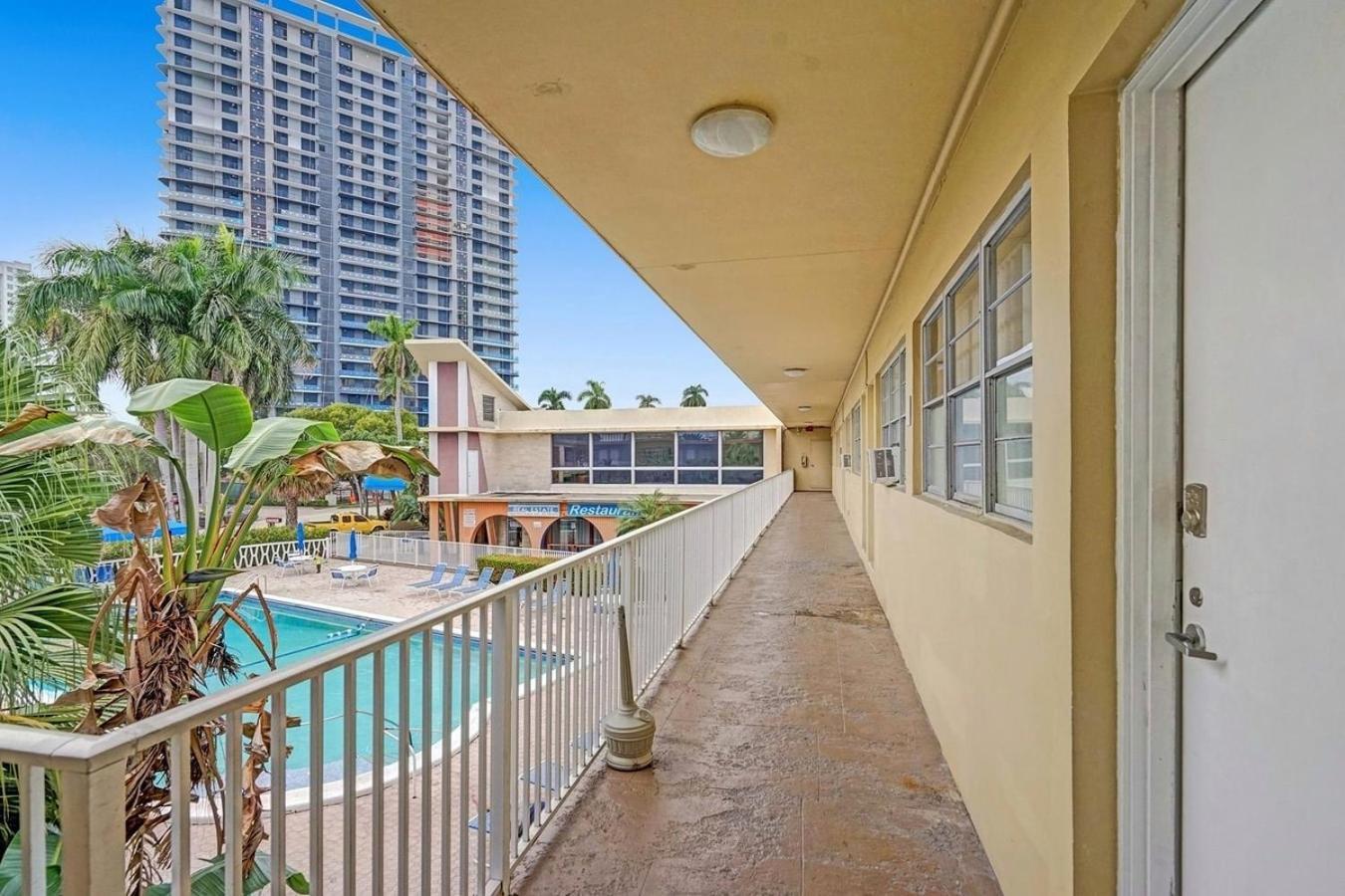 شاطئ هالانديل Hallandale Holiday Retreat Hollywood Boardwalk المظهر الخارجي الصورة