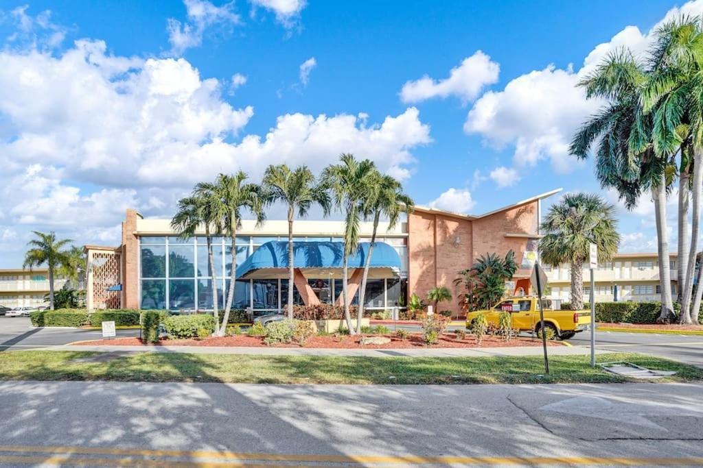 شاطئ هالانديل Hallandale Holiday Retreat Hollywood Boardwalk المظهر الخارجي الصورة