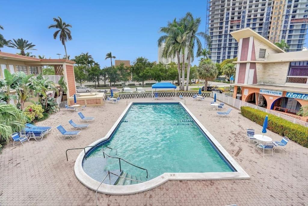 شاطئ هالانديل Hallandale Holiday Retreat Hollywood Boardwalk المظهر الخارجي الصورة
