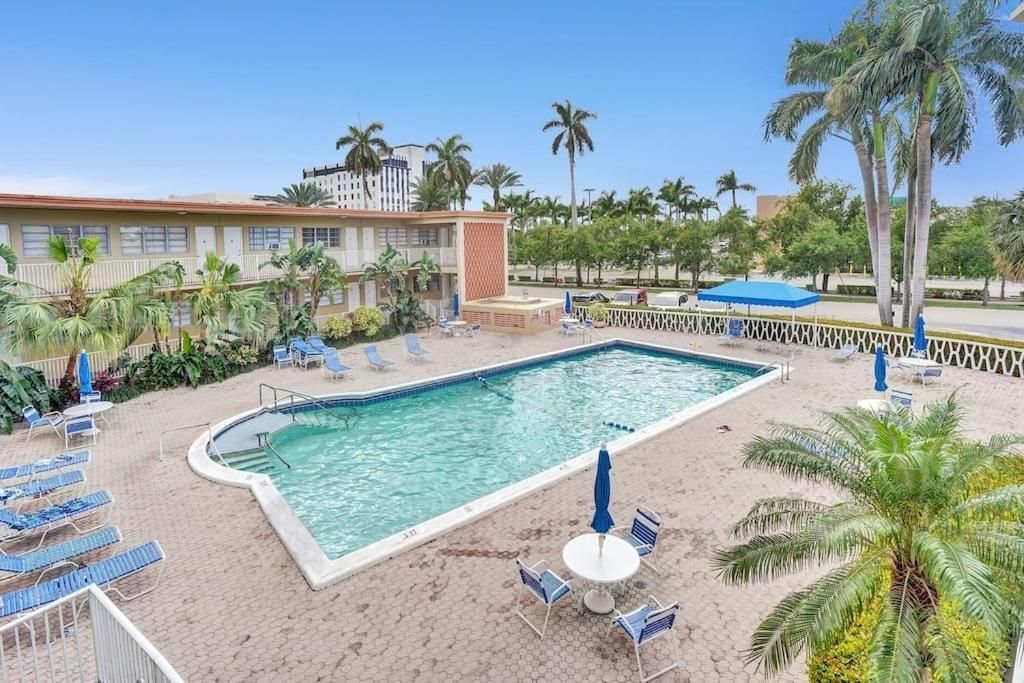 شاطئ هالانديل Hallandale Holiday Retreat Hollywood Boardwalk المظهر الخارجي الصورة