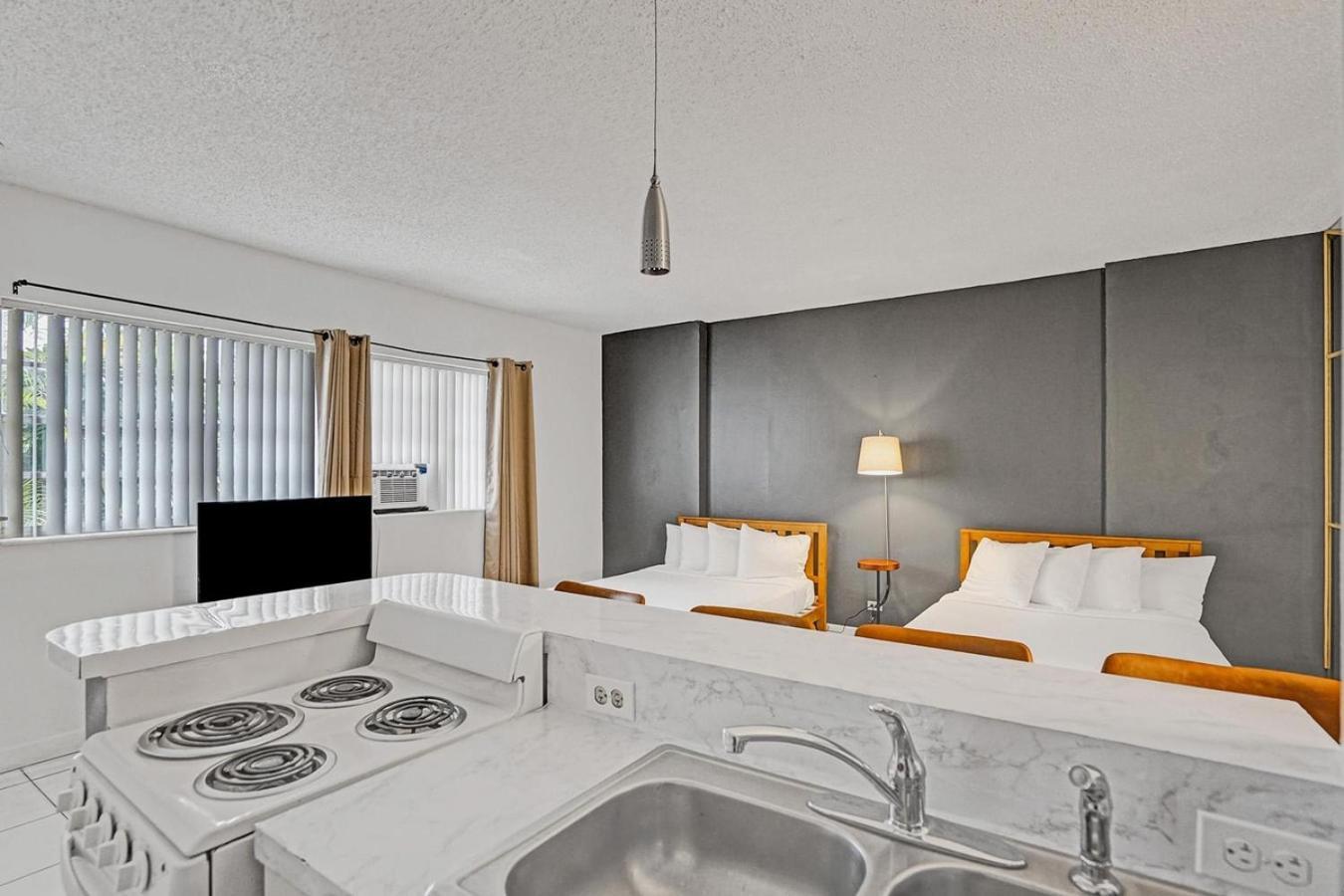 شاطئ هالانديل Hallandale Holiday Retreat Hollywood Boardwalk المظهر الخارجي الصورة